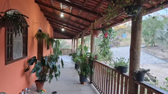 CHÁCARA DE 12.300 M², CASA NOVA DE 03 QTS, LAGO DE PESCA, REGIÃO DE SÍTIO NOVO.