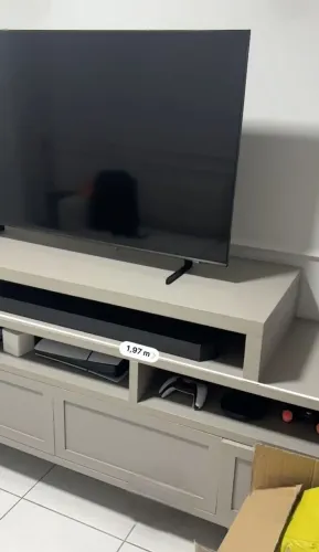 Exelente Rack Laqueado para TV Suspenso de Cor Fendi.