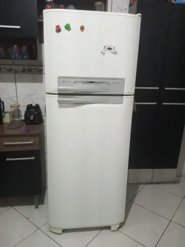 Vende-se uma geladeira