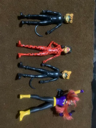 4 figuras colecionáveis do McLanche Feliz da rede McDonald's.