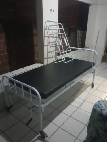 Vendo cama hospitalar com colchão 950.00 contato * zap