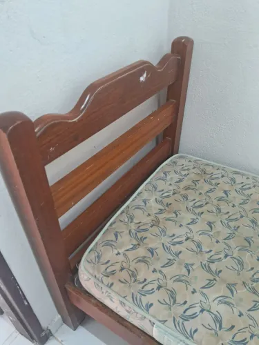 Cama de madeira em ótimo estado
