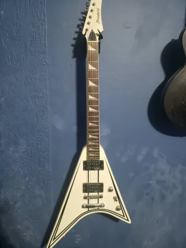 Guitarra Strinberg Flying V