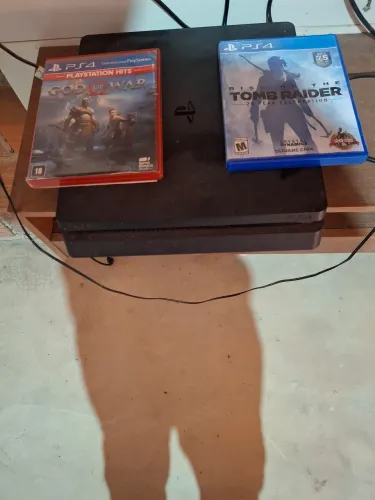 Ps4 pro com dois jogos e um controle original. 