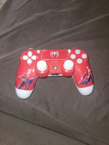 Vendo controle do Playstation tema do homem aranha