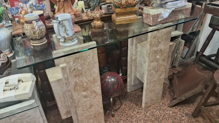 Mesa Aparador com base de mármore e tampo de vidro grosso<br>1.25x0.77x0.45