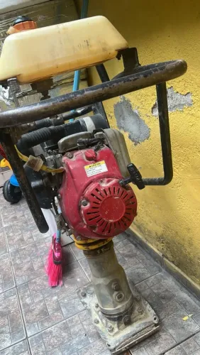 Compactador batedor de solo a gasolina