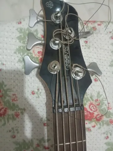 Vendo esse baixo de 5 cordas