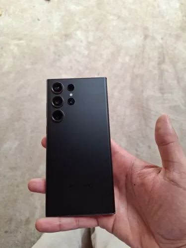 S23 ultra 256 gb e 12 ram está com a tela trincada mais ainda está funcionando