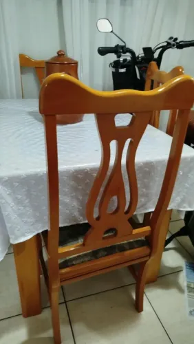 Jogo de mesa com cadeiras em madeira