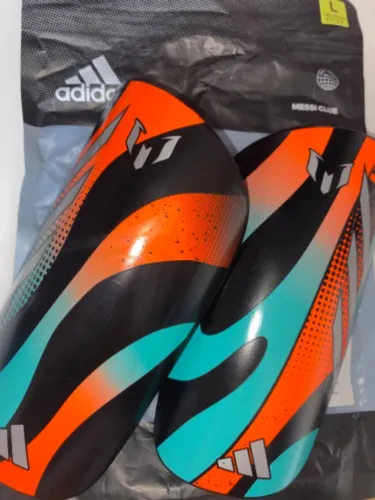 Caneleira Adidas Messi Club