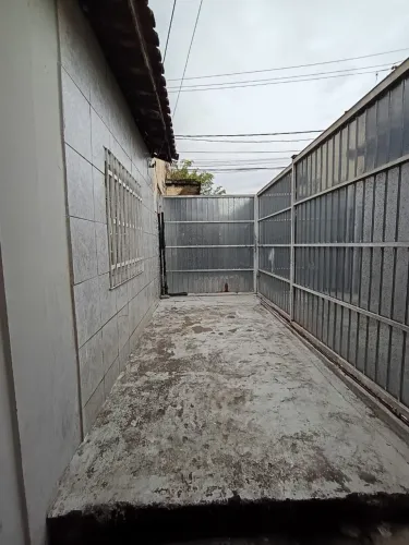 Casa aluga 2 quartos com garagem e quintal