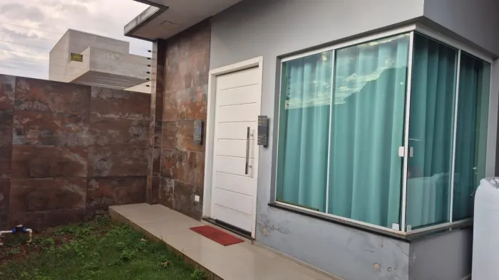 Casa Nova e moderna com cozinha planejada e espaço gourmet, muito bem localizada no