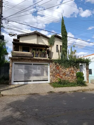 R$ 890 Mil: Sobrado no Gama com 4 Quartos, 3 Suítes e Garagem para 4 Carros