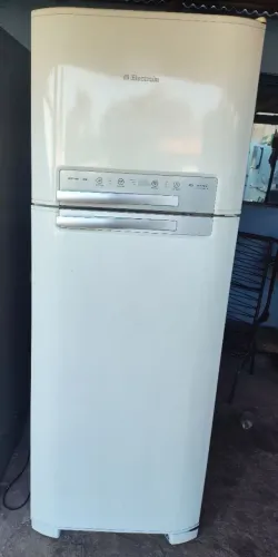 Geladeira Electrolux Frost Free com painel digital