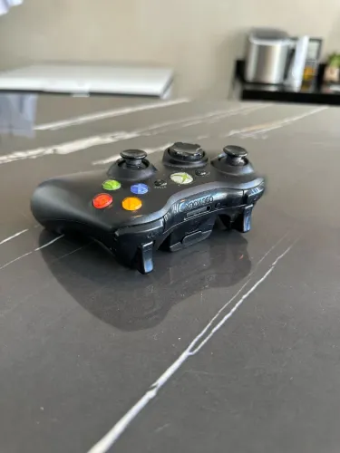 Controle de Xbox 360 preto com carregador, usado porém em ótimas condições!!