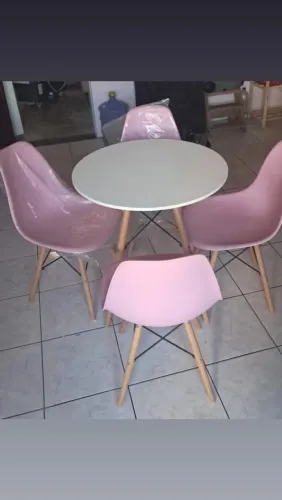 Vendo mesa com 4 cadeiras nova, nunca usada