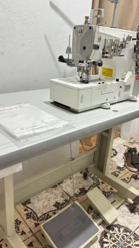 Máquina de costura industrial galoneira com bancada montada 514 G