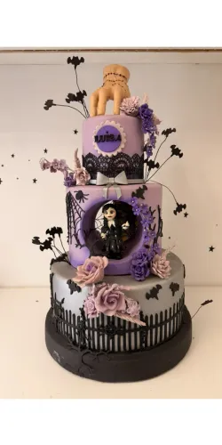 Bolo Maquete Wandinha Addams - Tema Wednesday