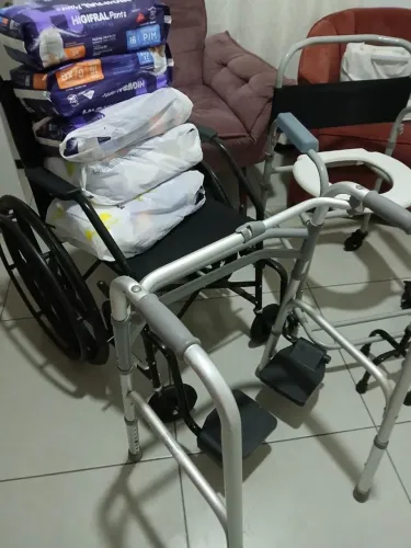 Cadeira de roda/andador/bengala/cadeira para banho.
