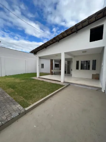 Venda de Casa Linear, 3 qtos, garagema para 3 carros, area externa ampla