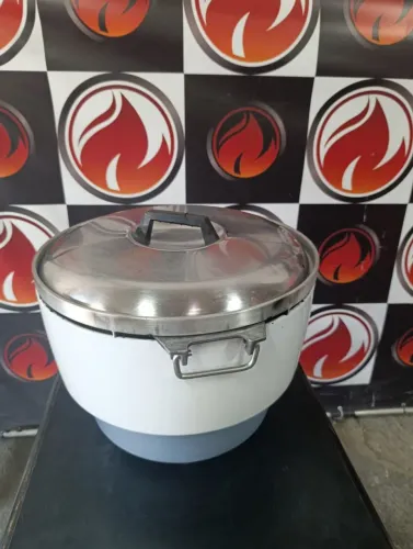 Panela de arroz industrial a gás natural da marca Rinnai, modelo RR-50.usada funcionando