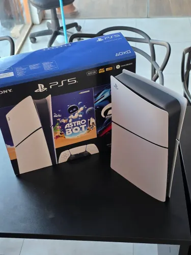 PS5 Slim impecável (com case de transporte)