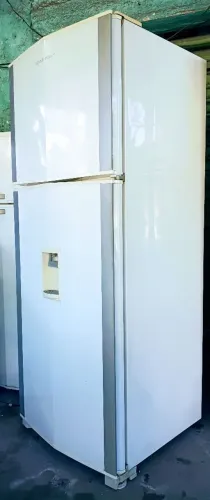 VENDO UMA GELADEIRA BRASTEMP FROST FREE COM DISPENSER DE ÁGUA NA PORTA 