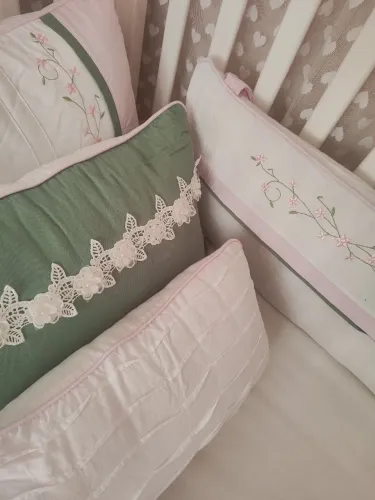 Kit berço bordado rosa com verde