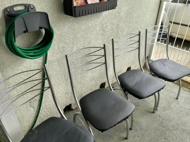 Vendo 4 cadeiras cromadas e estofadas. 