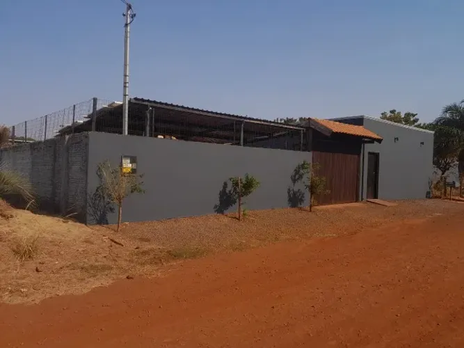 Espaço de Lazer com Campo e Piscina