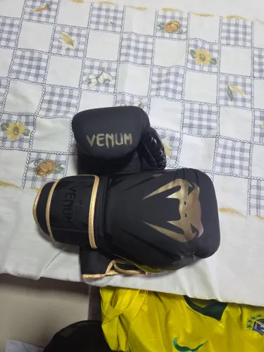Par de Luvas Venum 14Oz e Par de Caneleiras Pulser 30mm