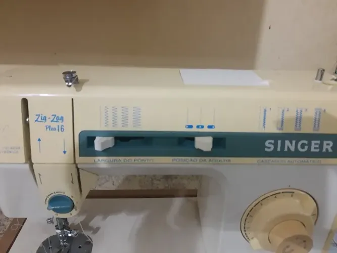 Máquina de costura semi industrial 220 volts Singer 