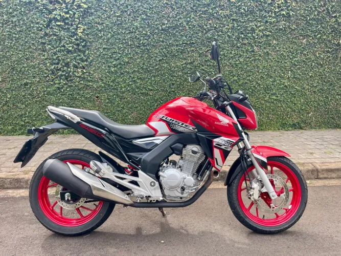 Vende-se CB Twister 250 Vermelha 