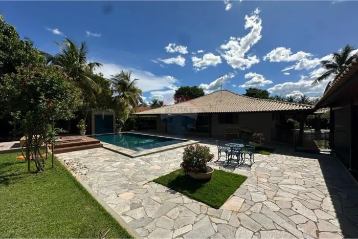 CASA COM 4 QUARTOS PARA ALUGAR NO CONDOMÍNIO VILLAGE BANDEIRANTES 1 - 1750M² - JARDINÓPOLI