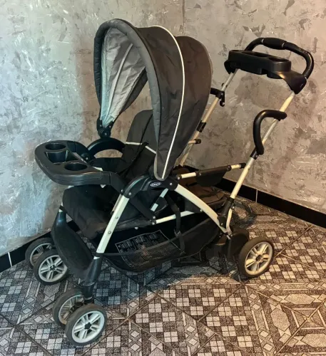 Carrinho Graco duplo + bebê conforto.
