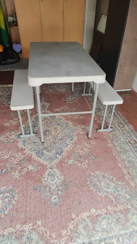 Mesa dobrável com dois bancos