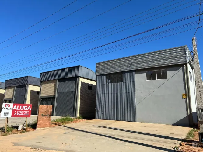 Galpão com aproximadamente 200 m²