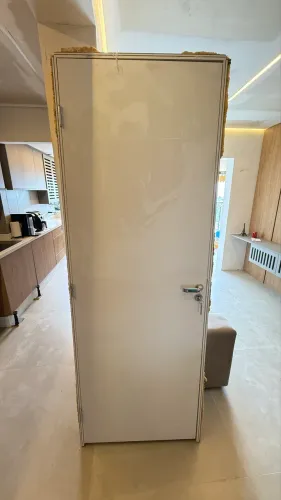 Porta branca com forma