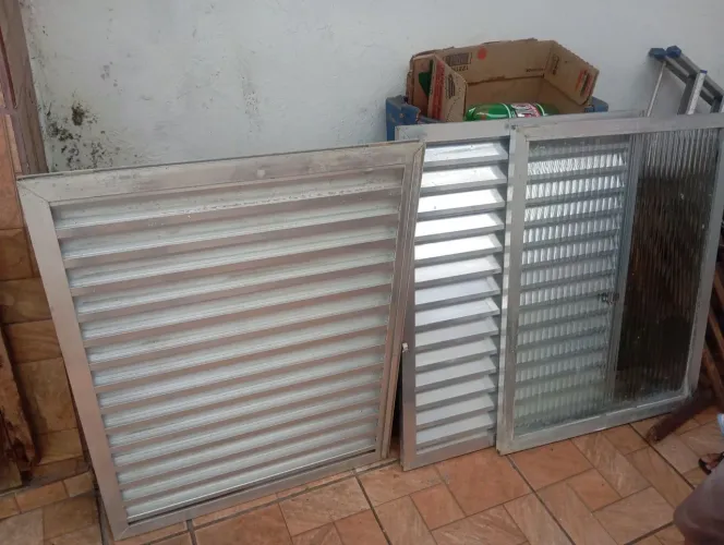 Janela veneziana reforçada 3 folhas 1 de vidro