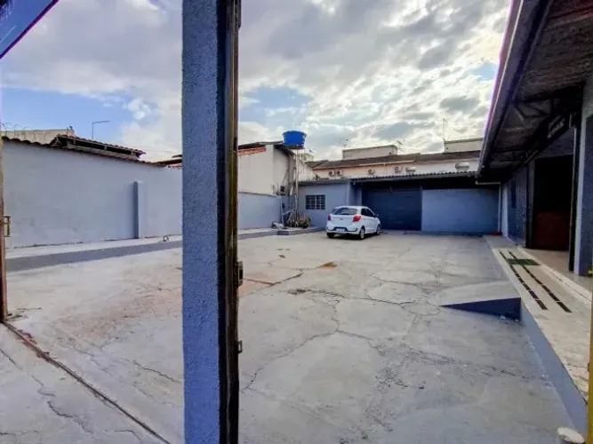 Vende-se ÁREA com 600m2. Inclui 02 GALPÕES e 1 Sala Comercial.Rentabilidade aprox. 6.000,