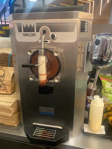 Máquina de sorvete/ açaí taylor