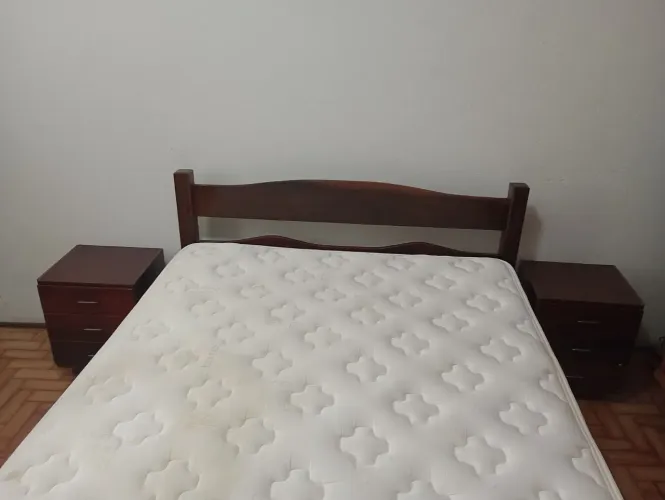 cama de casal, colchão de molas ensacadas e duas mesas de cabeceira