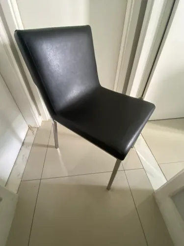 02 Cadeiras em couro black e aço inox