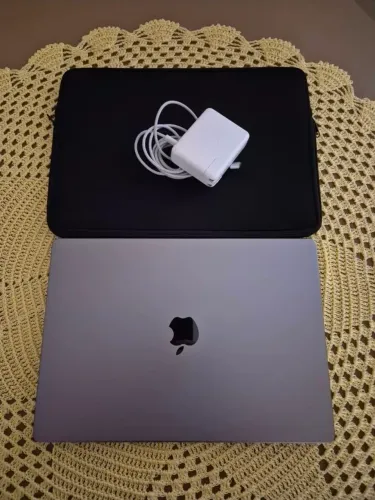 Apple MacBook Pro 16" / M1 Pro / 16GB RAM / 512 SSD / Cinza  / 172 Ciclos 