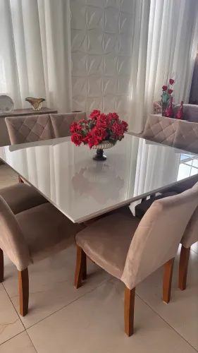 Mesa com tampo off white 1,40X1,40, em madeira