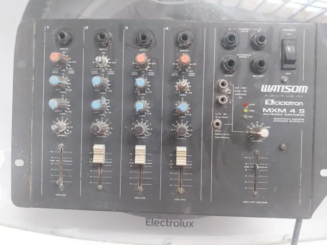 Mesa de som wattsom 4 usada 