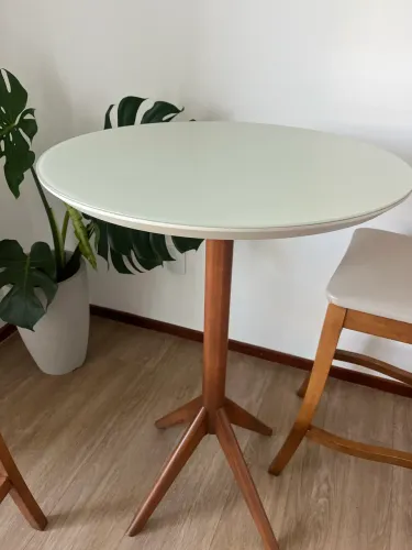 Mesa Bistrô Redonda com 2 Banquetas em Madeira - Excelente Estado