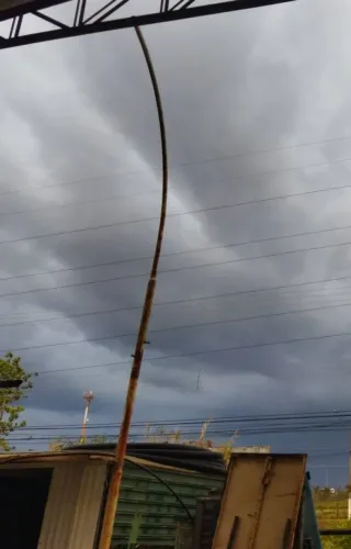 Poste curvo