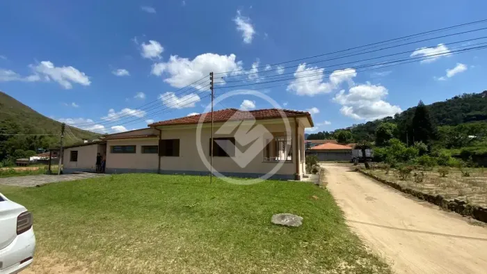 Casa Linear em Vargem Grande, Teresópolis | 188 m² de Área Construída e Terreno Plano codi